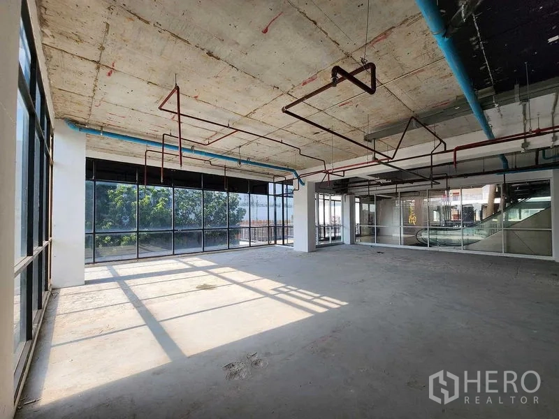 零售空间 出租在Sathon, Bangkok - 靠近扶梯的零售单元，环绕玻璃立面，适合租户自行装修