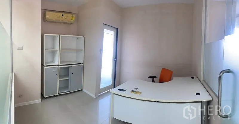 Office Space for rent in Din Daeng, Bangkok - Compact private office with desk, shelving and frosted glass partition.