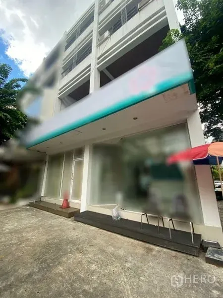 อาคารพาณิชย์ ให้เช่าในWatthana, Bangkok - ภายนอกอาคารพาณิชย์ 4 ชั้น หน้ากระจกกว้าง มีกันสาด บนซอยร่มรื่น