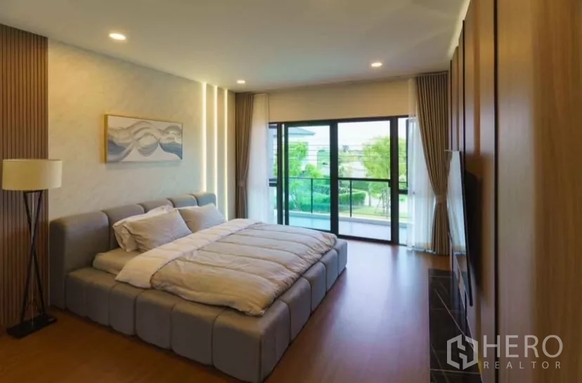 独立式住宅 出租或出售在Bang Phli, Samut Prakan - 主卧配大床，通向阳台，景观开阔。
