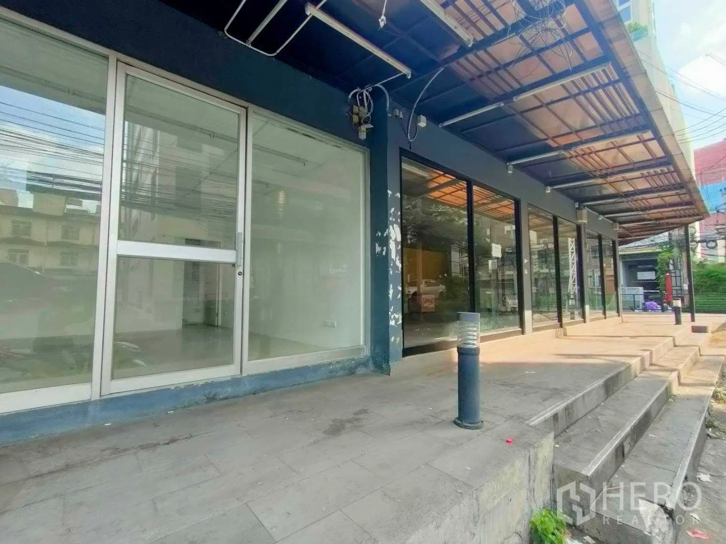 零售空间 出租在Khlong Toei, Bangkok - 临街商铺外观，宽台阶、带雨棚以及整面玻璃门面。
