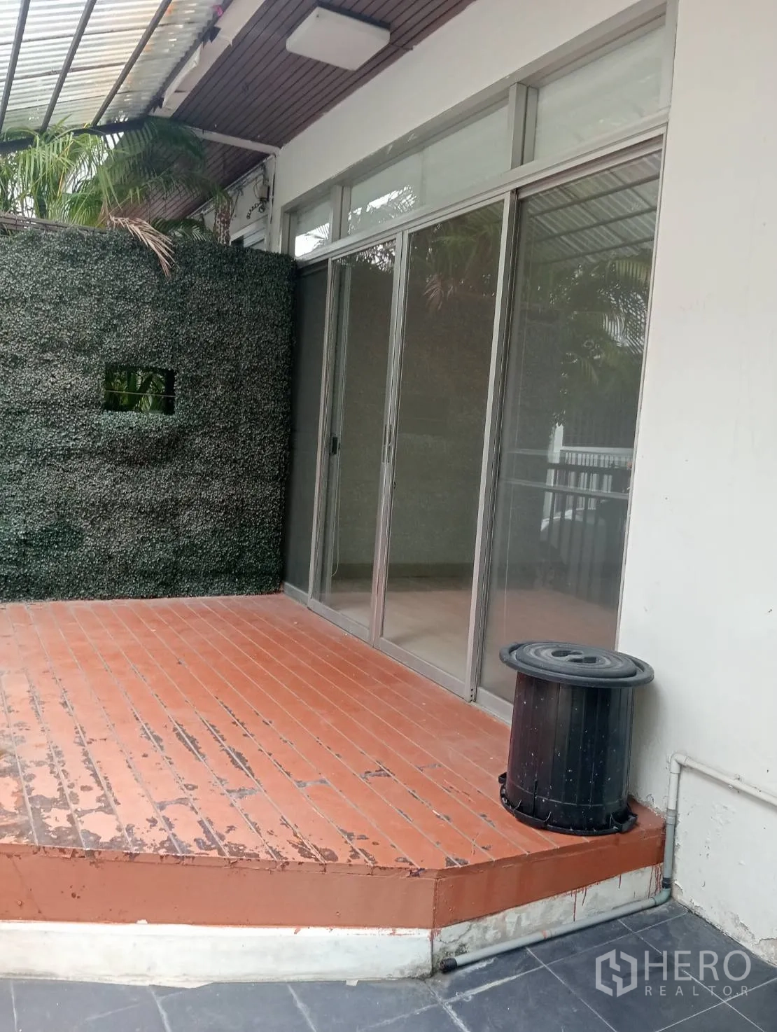 带办公室的家 出租在Khlong Toei, Bangkok - 前庭平台，抬高木地板与绿植隐私墙及推拉玻璃门
