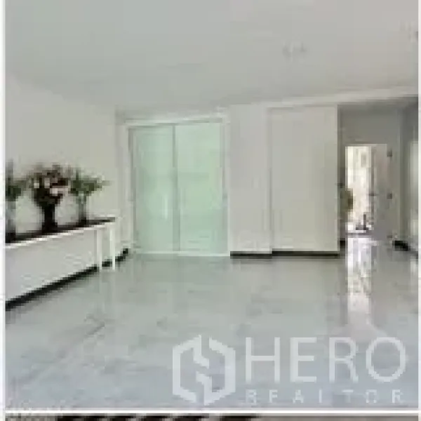 带办公室的家 出租在Wang Thonglang, Bangkok - 宽敞的开放空间，亮面地砖与通往内区的推拉玻璃门。