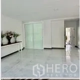 带办公室的家 出租在Wang Thonglang, Bangkok - 宽敞的开放空间，亮面地砖与通往内区的推拉玻璃门。