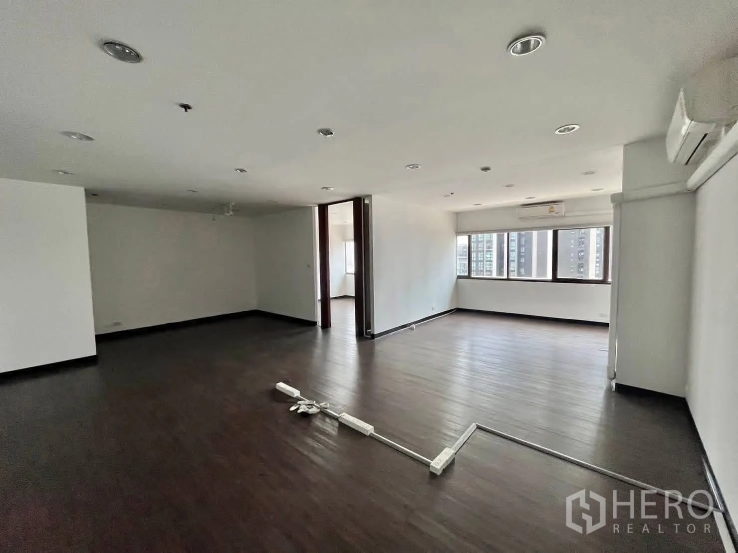 ออฟฟิศ for rent in Watthana, Bangkok - พื้นที่ทำงานแบบเปิด พร้อมเครื่องปรับอากาศแบบแยกส่วนและหน้าต่างหลายบาน.