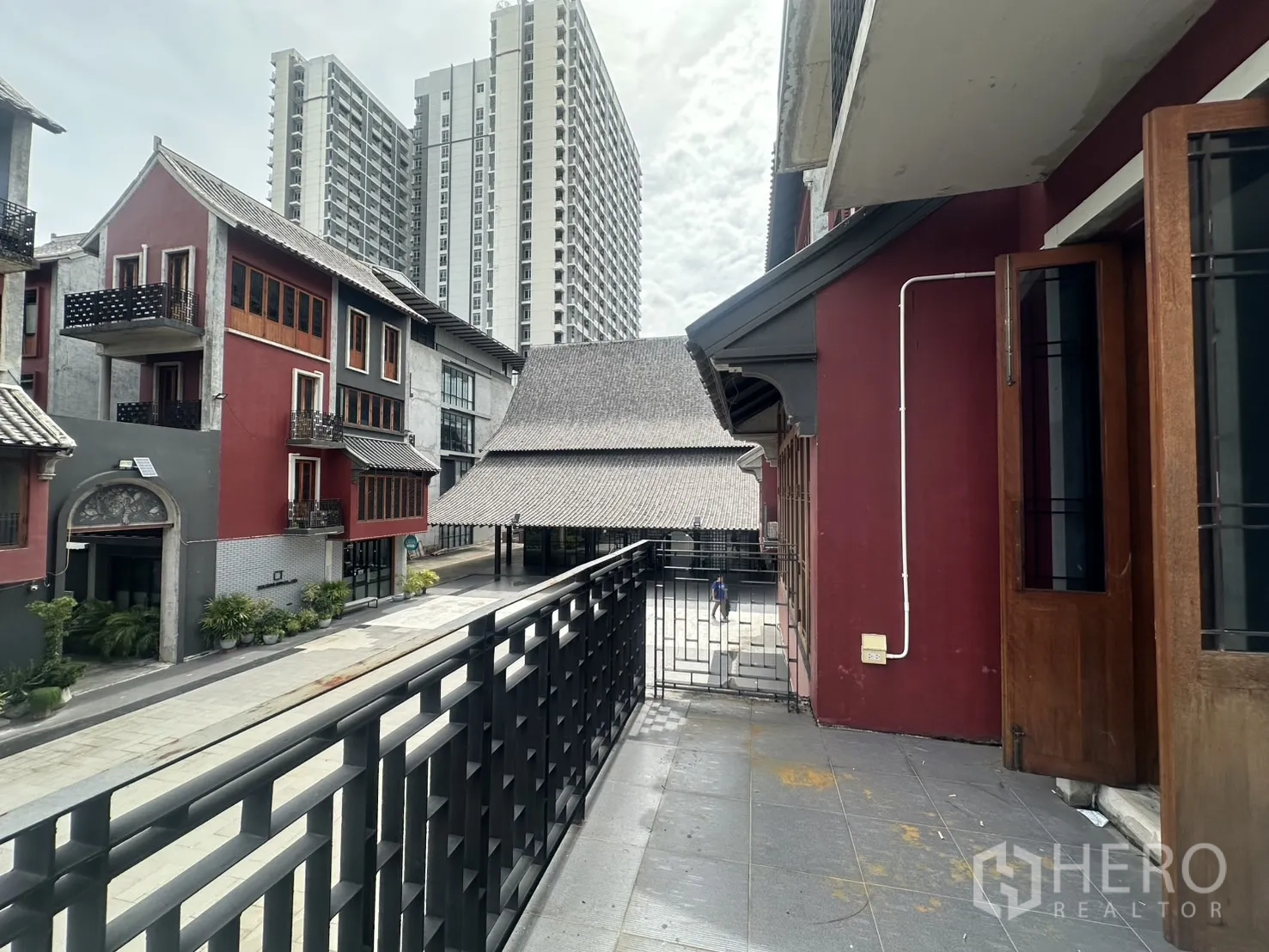带办公室的家 出租在Pathum Wan, Bangkok - 阳台远眺高层公寓与周边红色建筑