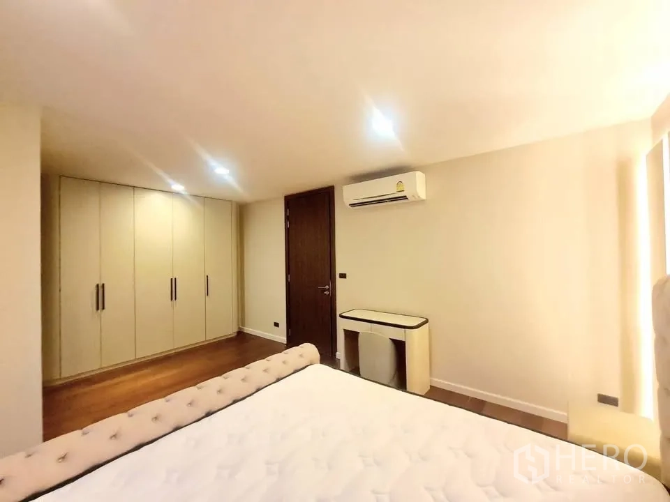 ทาวน์เฮาส์ for rent or sale in Watthana, Bangkok - ห้องนอนพร้อมตู้เสื้อผ้าบิลต์อิน เครื่องปรับอากาศ โต๊ะทำงาน และเตียง