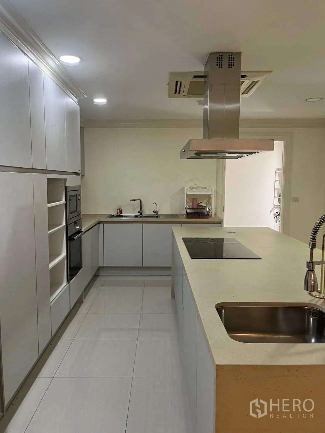 家庭办公室 for rent in Watthana, Bangkok - 现代厨房带中岛、感应灶与充足柜体。