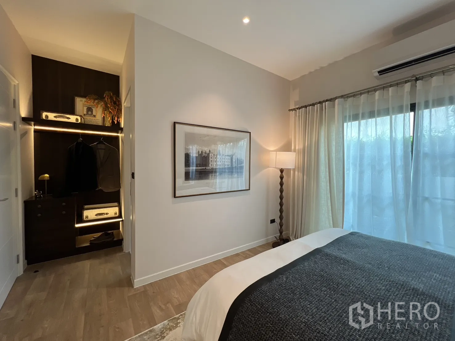 独栋房屋 for rent in Bang Phli, Samut Prakan - 卧室一角，开放式衣柜与带纱帘的推拉玻璃门。