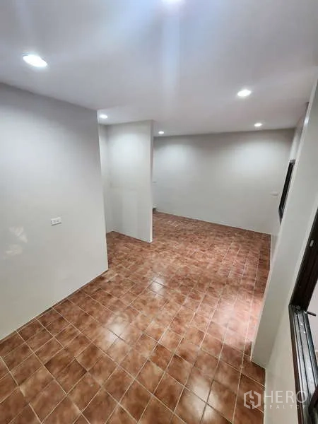 联排别墅 出租在Wang Thonglang, Bangkok - 狭长多功能房，棕色地砖与白墙。
