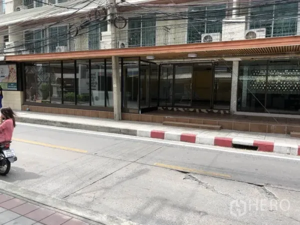 零售空间 出租在Khlong Toei, Bangkok - 娜娜商圈临街商铺，整面落地玻璃与带顶人行道。