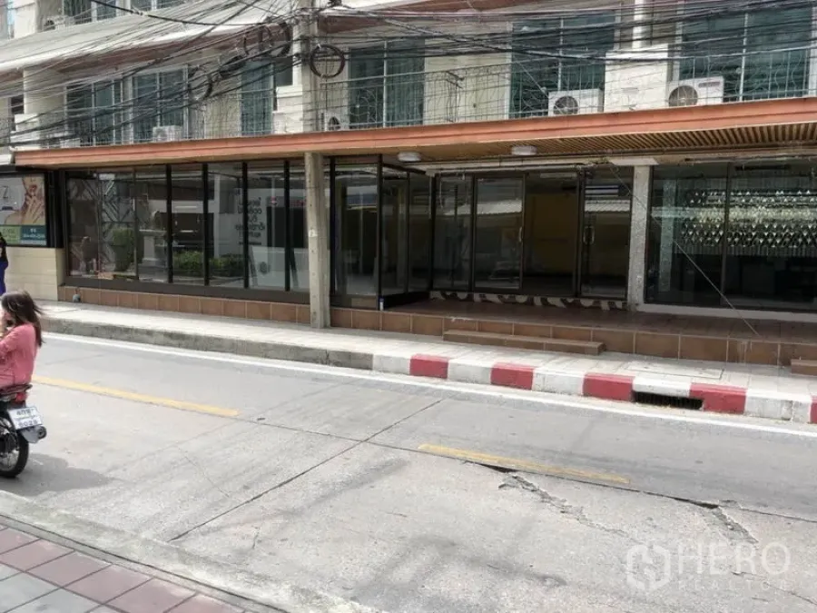 Retail Space for rent in Khlong Toei, Bangkok - Street-front retail unit in Nana with full-height glass facade and covered walkway.
