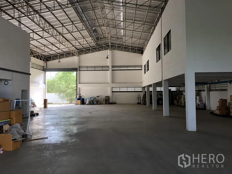 Factory for rent or sale in Lat Lum Kaeo, Pathum Thani - Spacious warehouse interior with high steel truss roof and smooth concrete floor.