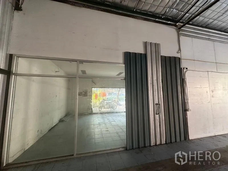 คลังสินค้า ให้เช่าในSaphan Sung, Bangkok - ออฟฟิศกั้นกระจกภายในเชื่อมต่อโกดัง พร้อมประตูเมทัลชีทบานเลื่อน
