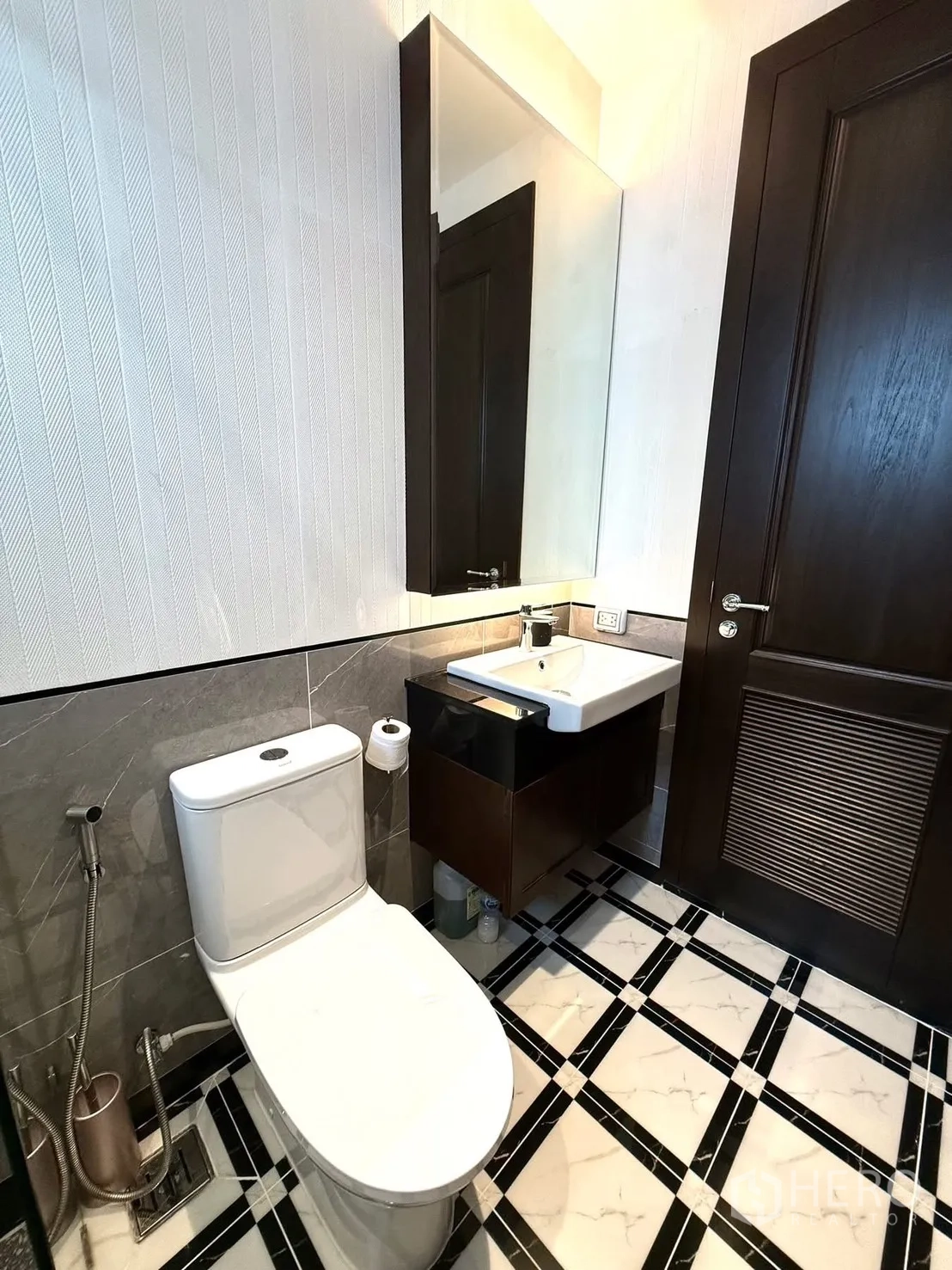 独立式住宅 出租或出售在Bang Phli, Samut Prakan - 现代卫生间，坐便器、大镜面、台盆柜与大理石纹地砖。