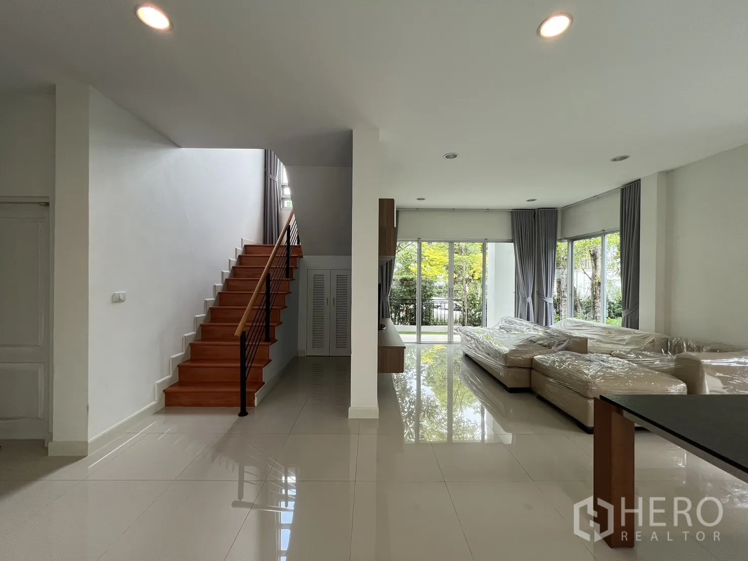 Detached House for rent in Saphan Sung, Bangkok - Stairwell window with gray curtains facing the front.