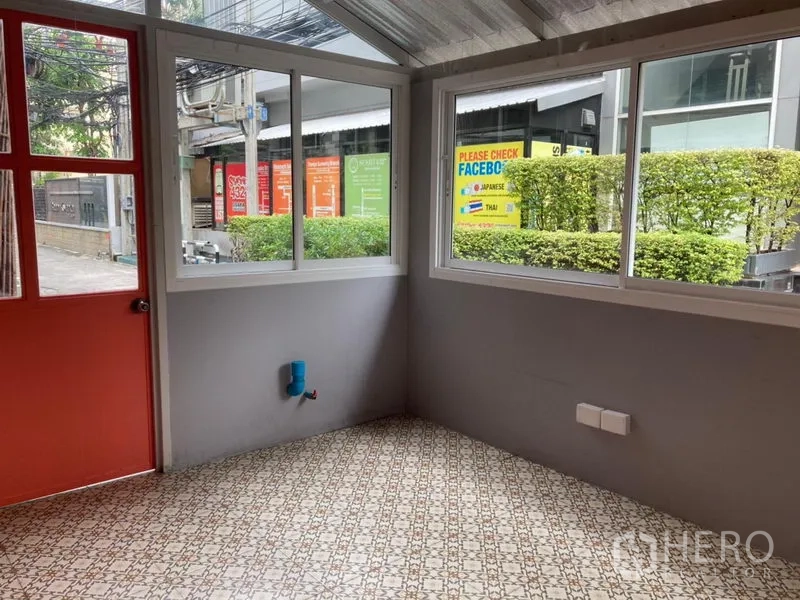 零售空间 出租在Khlong Toei, Bangkok - 紧凑角落空间，花纹地砖、红色门、大窗，并预留给水点。