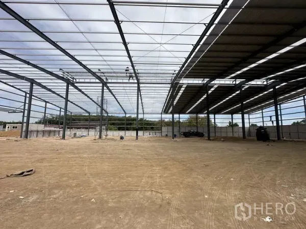 货栈 出租或出售在Nikhom Phatthana, Rayong - 仓库内部已部分铺设屋面板，留有大面积开放地面。