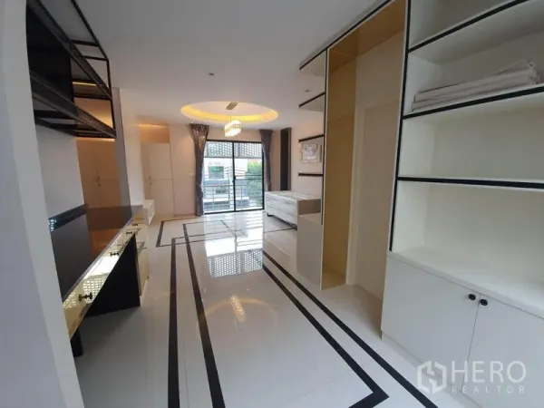 带办公室的家 出租在Bueng Kum, Bangkok - 楼上工作区，亮面地砖、阳台推门与定制柜体。