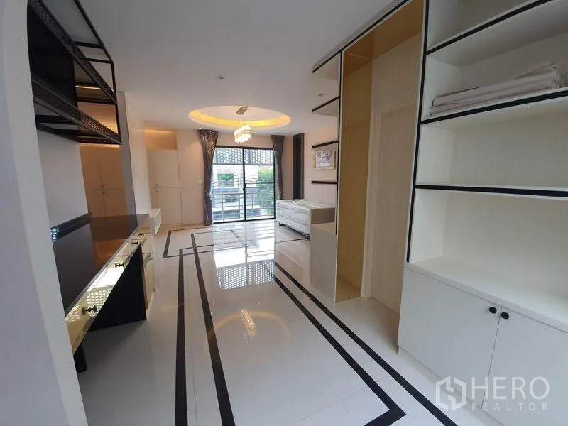 带办公室的家 出租在Bueng Kum, Bangkok - 楼上工作区，亮面地砖、阳台推门与定制柜体。
