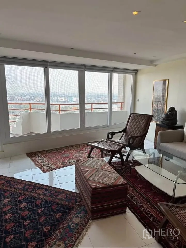 公寓 出租或出售在Yan Nawa, Bangkok - 靠落地窗的会客区，尽享曼谷河景与天际线。