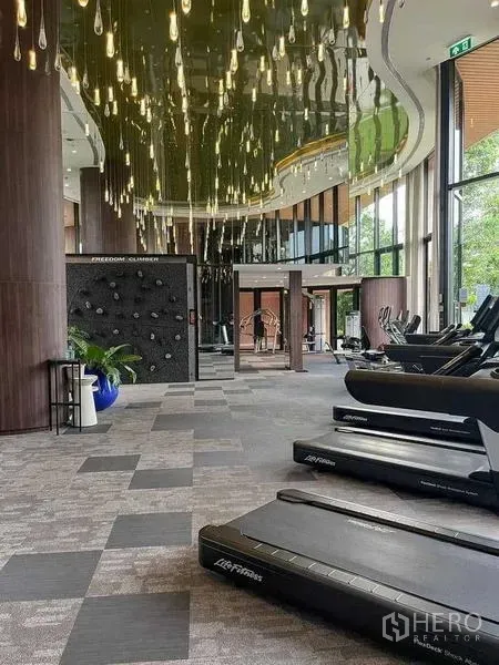 公寓 出售在Watthana, Bangkok - 设备齐全的健身房，跑步机与特色灯光天花。