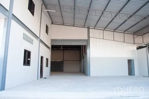 โกดัง for rent in Bang Phli, Samut Prakan - พื้นที่โหลดสินค้าพร้อมหลังคาสูง ประตูม้วน และช่องหน้าต่างอาคารสำนักงาน