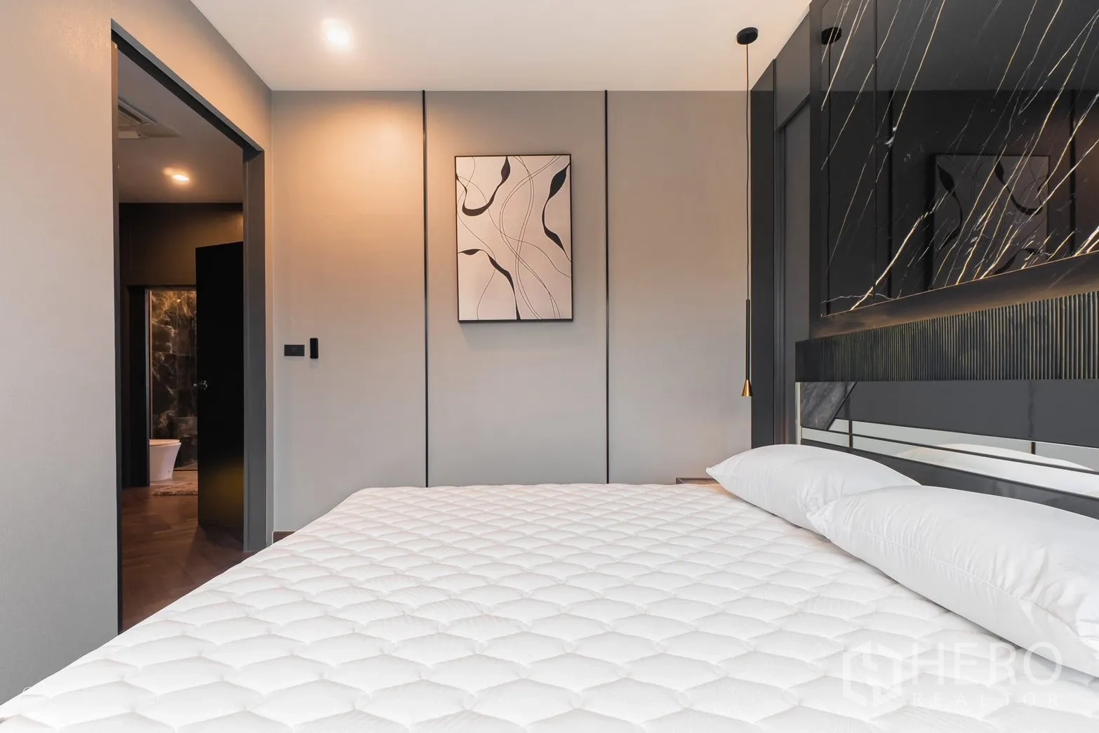 Detached House for rent or sale in Prawet, Bangkok - Bedroom wall view with modern artwork and pendant lighting