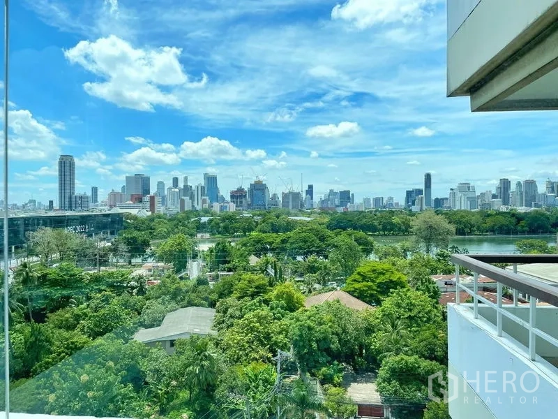 Condominium for rent in Khlong Toei, Bangkok - High-floor view of green parkland and Bangkok skyline from the balcony area.
