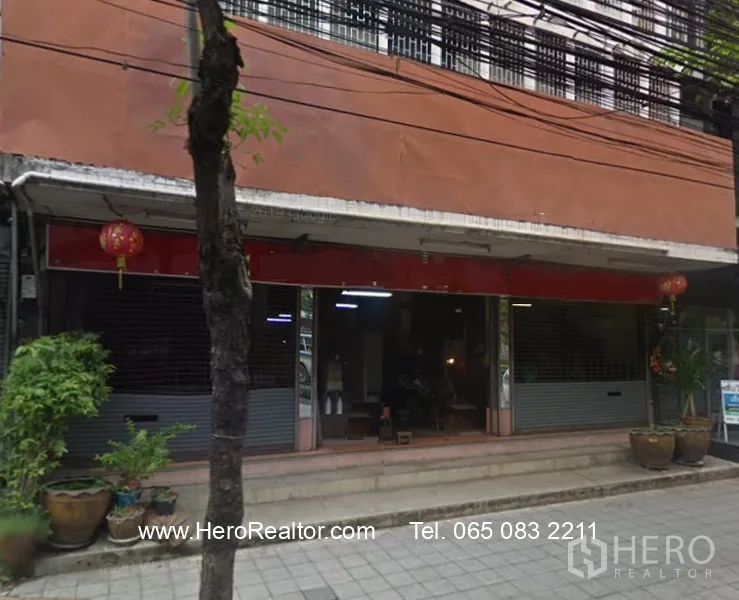 Retail Space for rent in Phra Khanong, Bangkok - Street-front retail shop in Phra Khanong with wide glass frontage, rolling shutters, covered awning and steps from the sidewalk near BTS Punnawithi.