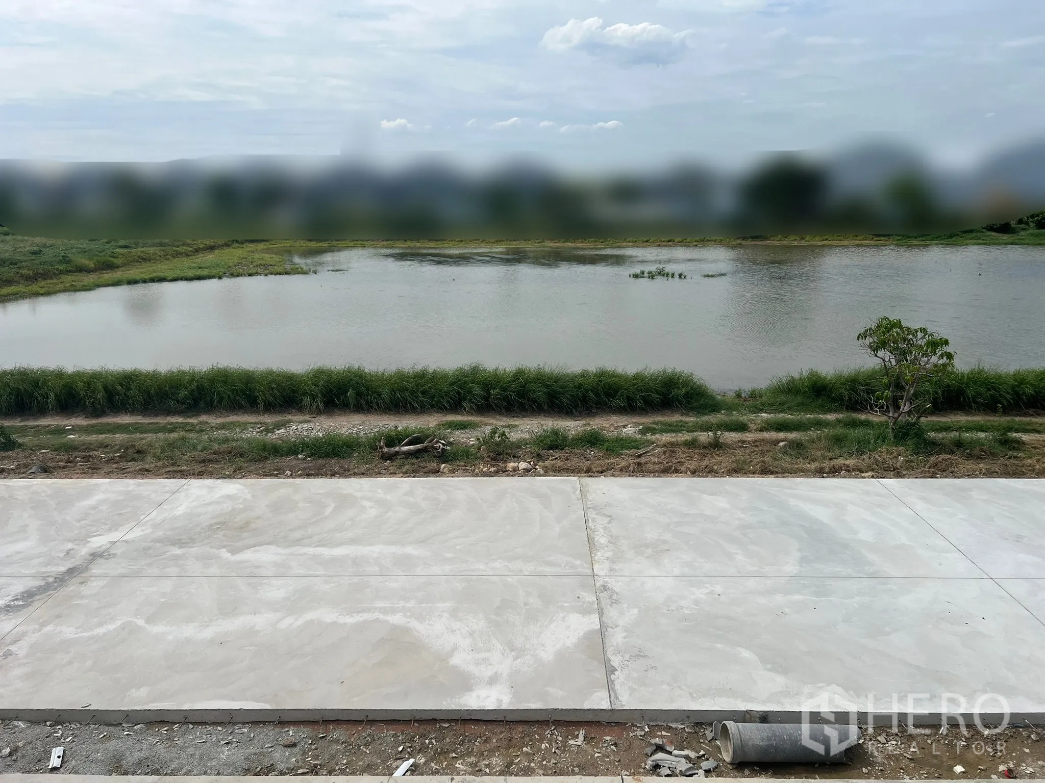 Factory for rent in Bang Phli, Samut Prakan - Water feature beside the site with grassed banks providing an open outlook.