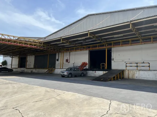 货栈 出租在Mueang Samut Prakan, Samut Prakan - 近景装卸区，带坡道与雨棚的装卸口。