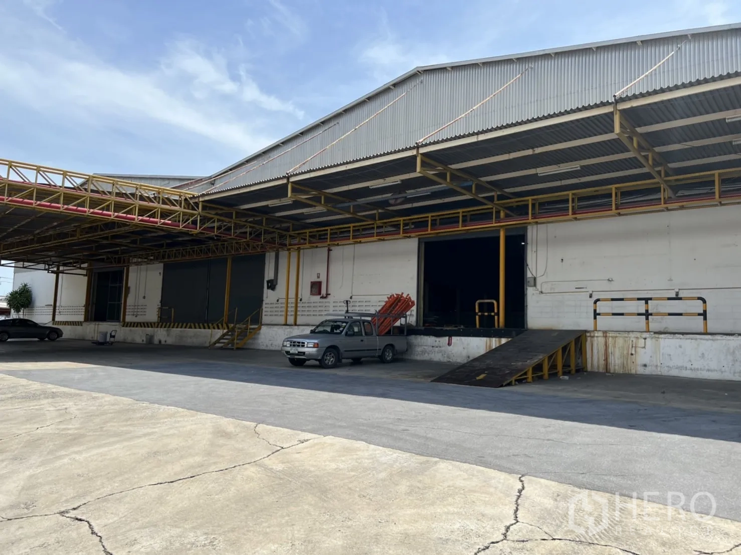 Warehouse for rent in Mueang Samut Prakan, Samut Prakan - Close view of a loading bay with a dock ramp and canopy.