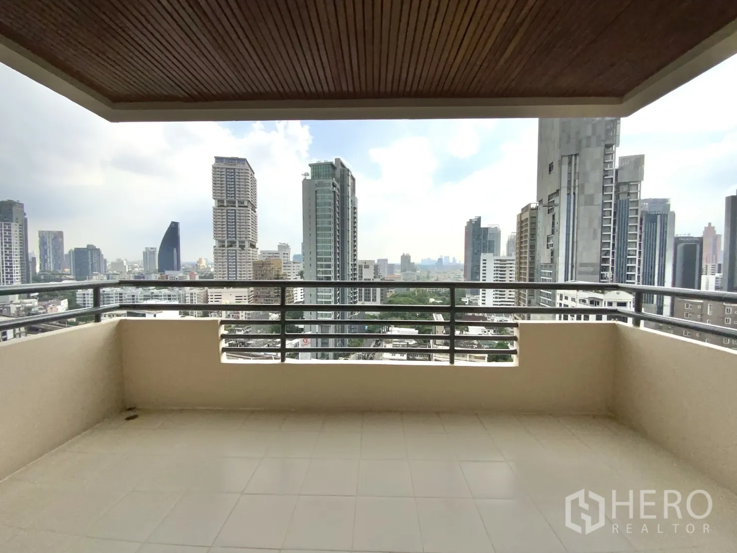 公寓 出租在Watthana, Bangkok - 宽大遮蔽阳台，金属栏杆与曼谷城市景观。