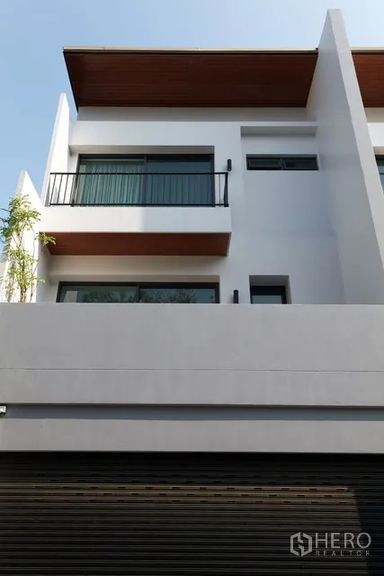 联排别墅 出租在Watthana, Bangkok - 外立面近景，展示阳台与简洁现代线条。