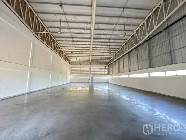 工厂 出租在Bang Bo, Samut Prakan - 宽敞生产大厅，高钢桁架屋顶与抛光混凝土地面。