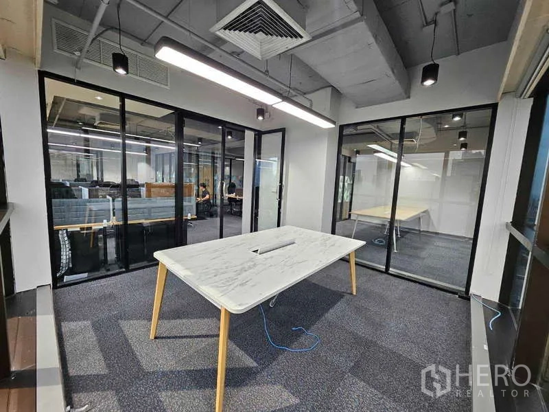 Office Space for rent in Ratchathewi, Bangkok - Bright meeting room with a marble-top conference table and glass walls.
