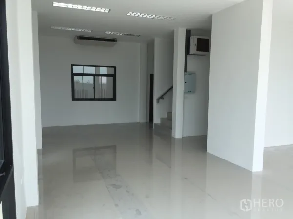 工厂 出售在Lam Luk Ka, Pathum Thani - 明亮的一层办公室，亮面地砖、空调与楼梯