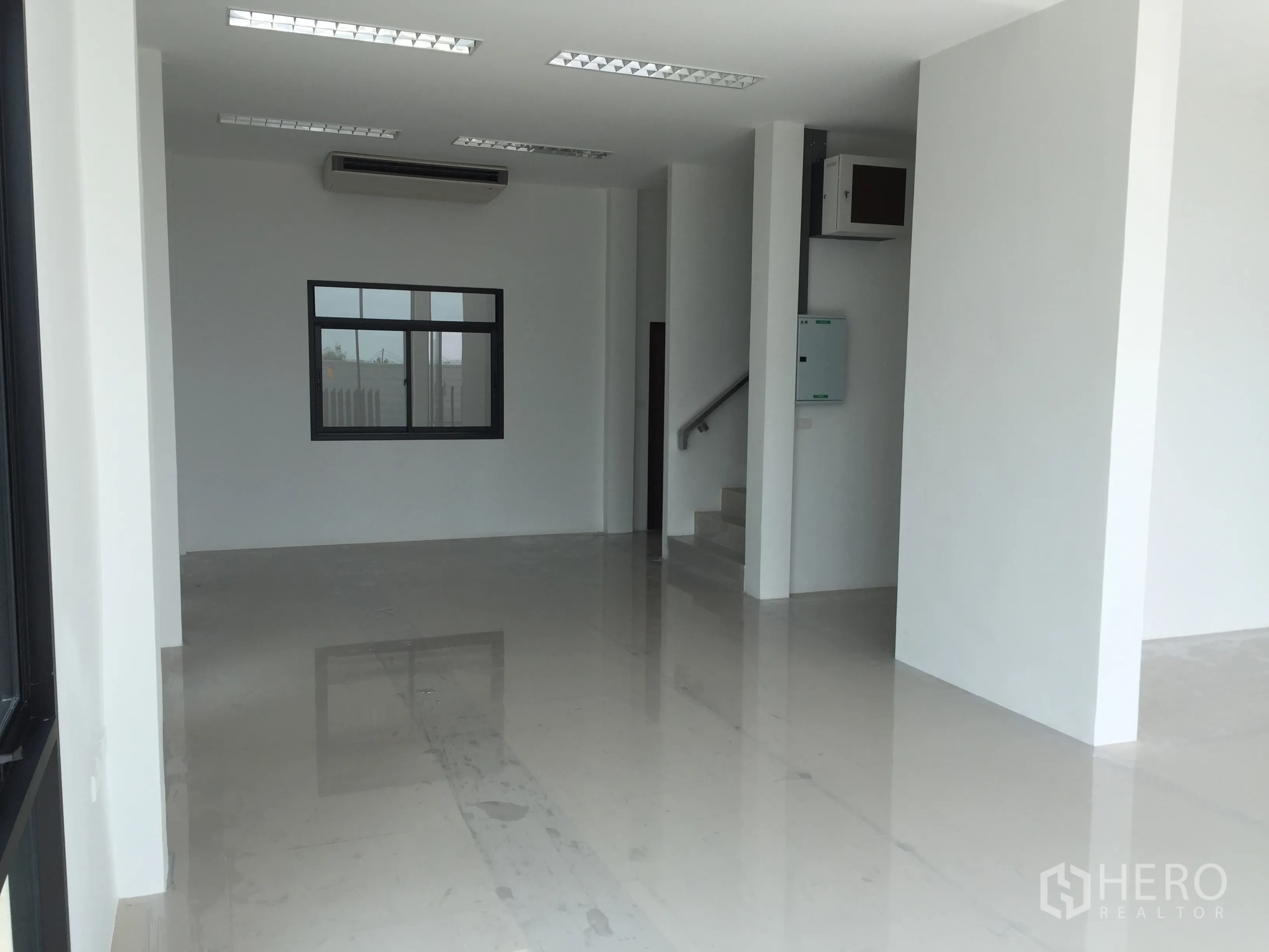 工厂 出售在Lam Luk Ka, Pathum Thani - 明亮的一层办公室，亮面地砖、空调与楼梯