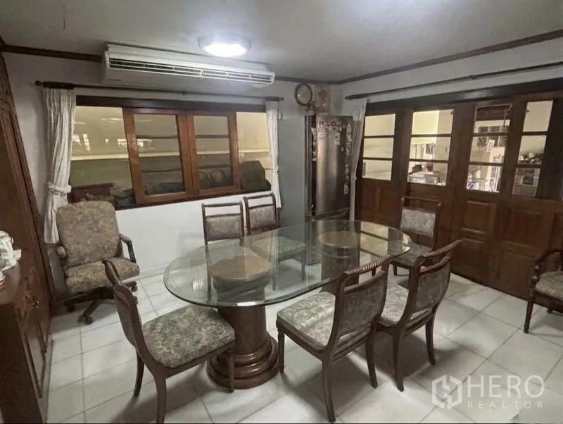 บ้านเดี่ยว for sale in Suan Luang, Bangkok - ห้องทานอาหาร โต๊ะกระจกทรงกลม เก้าอี้หกตัวและบานเลื่อนไม้