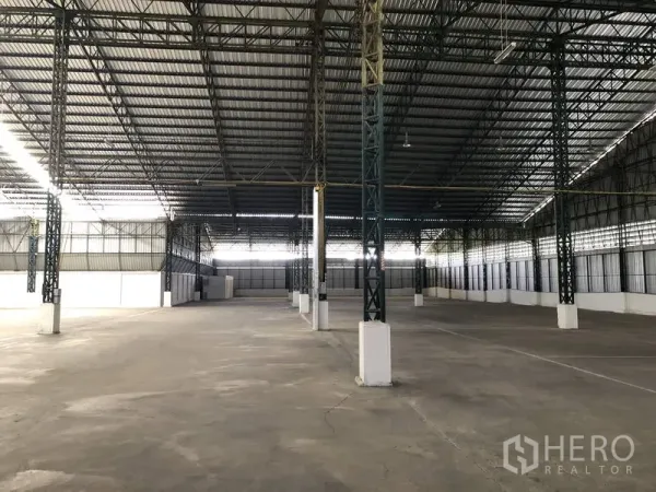 คลังสินค้า ให้เช่าในMueang Pathum Thani, Pathum Thani - ภายในโกดังขนาดใหญ่ เมืองปทุมธานี โครงหลังคาเหล็กสูง ช่องเสากว้าง พื้นคอนกรีตเรียบ
