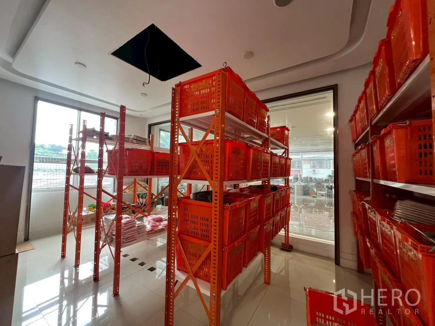 พื้นที่ขายปลีก ให้เช่าในWatthana, Bangkok - ห้องเก็บของติดชั้นวางโลหะสีส้มและตะกร้า วางใกล้หน้าต่าง
