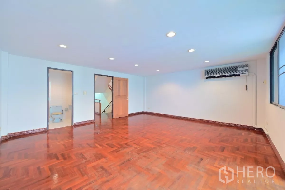 联排别墅 出售在Watthana, Bangkok - 宽敞卧室，拼花木地板，壁挂空调，并可进入套卫。