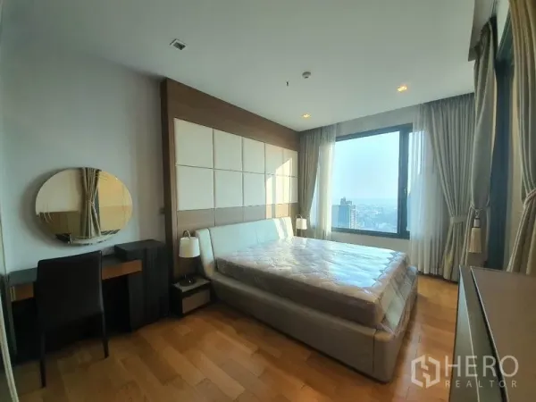公寓 出租或出售在Khlong Toei, Bangkok - 主卧带大窗与城市景观，软包床头背景墙。