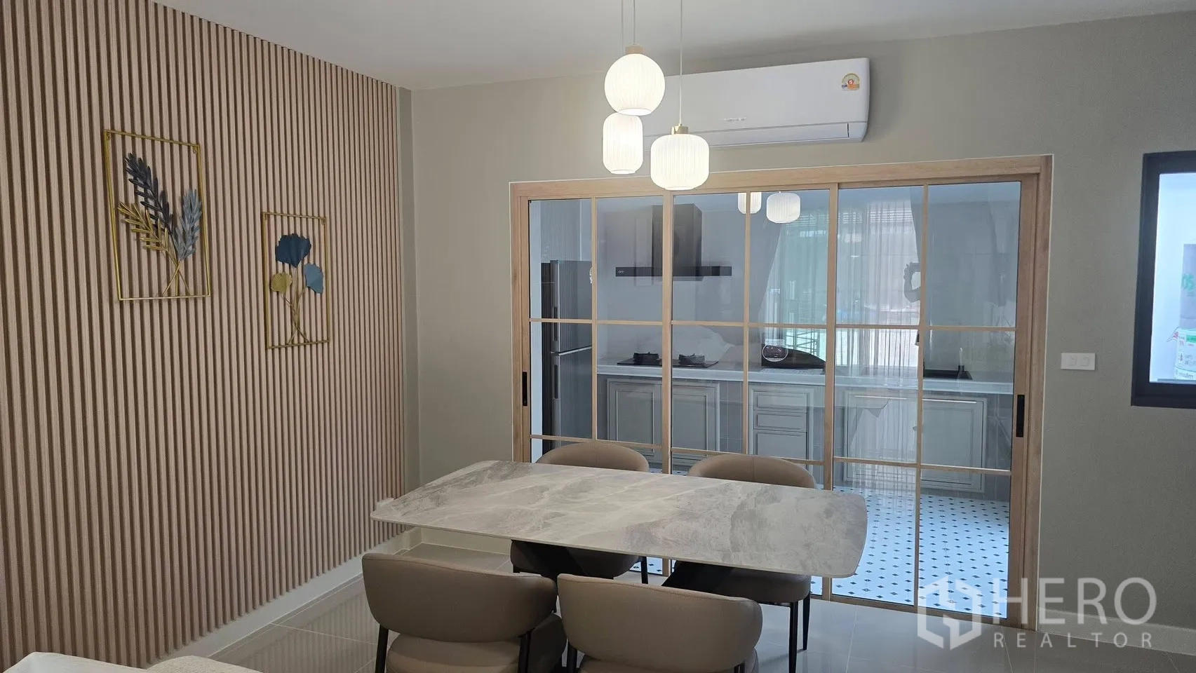 ทาวน์เฮาส์ for rent in Bang Phli, Samut Prakan - พื้นที่รับประทานอาหารสไตล์โมเดิร์น โคมไฟห้อย ประตูบานเลื่อนสู่ครัว