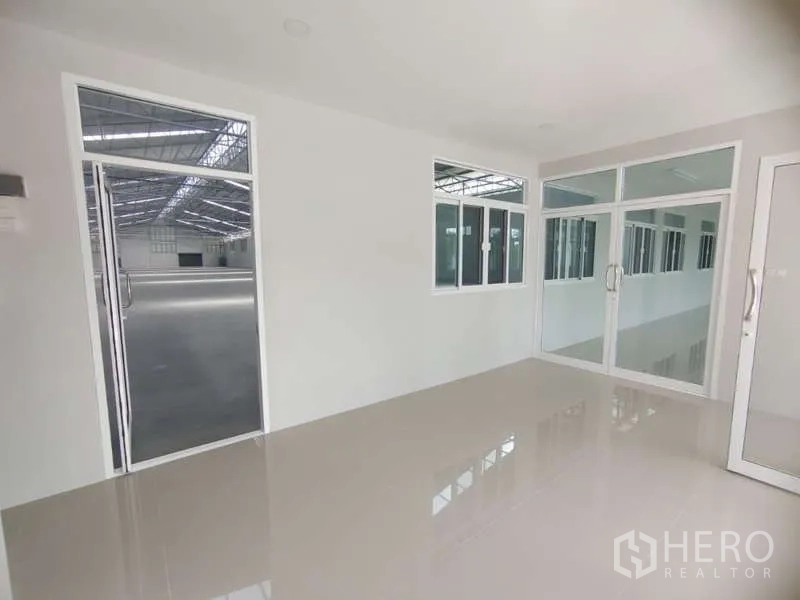 คลังสินค้า ให้เช่าในBang Pakong, Chachoengsao - ห้องสำนักงานกั้นกระจก เชื่อมต่อกับฮอลล์โกดังขนาดใหญ่