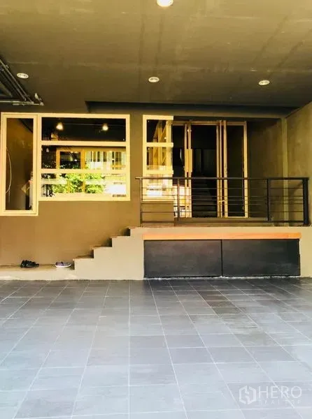 Home Office for rent in Huai Khwang, Bangkok - Covered carport and entrance with tiled floor and a raised porch.