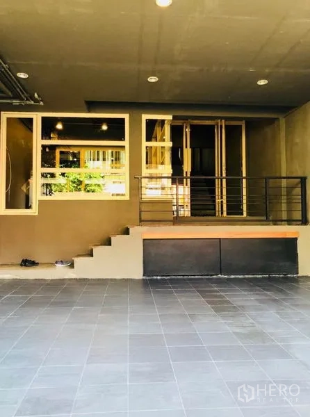Home Office for rent in Huai Khwang, Bangkok - Covered carport and entrance with tiled floor and a raised porch.