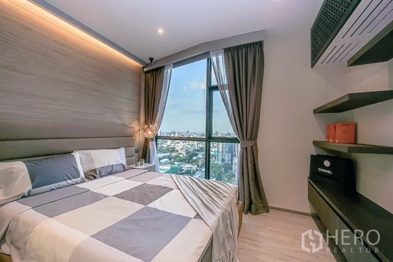 คอนโด ให้เช่าในWatthana, Bangkok - ห้องนอนที่สองอบอุ่น หน้าต่างสูง ชั้นวางของ และวิวเมืองกว้าง