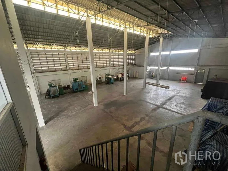 货栈 出租在Lam Luk Ka, Pathum Thani - 高层净空仓库，钢柱与百叶通风窗，墙边摆放设备